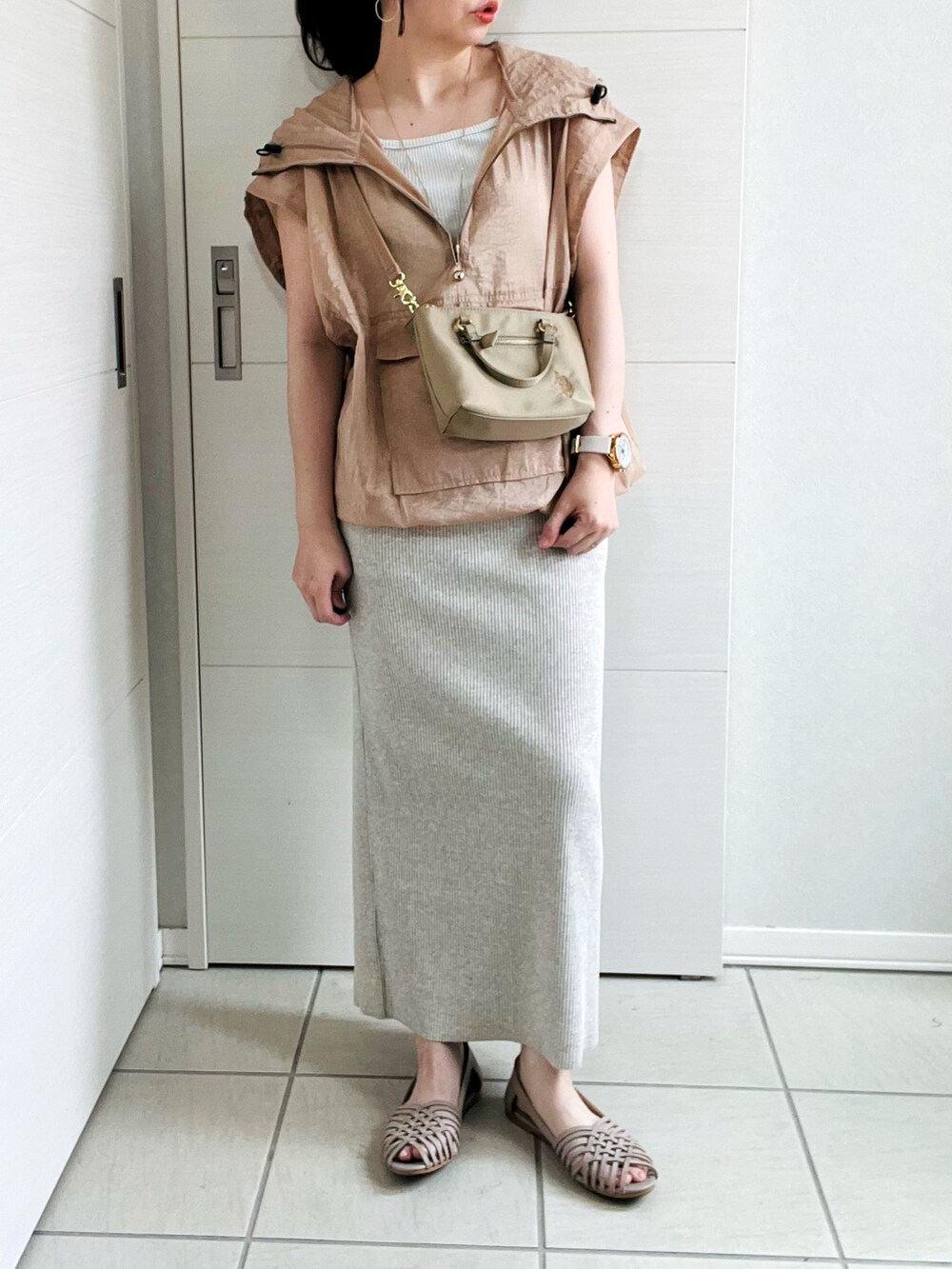 ベージュ系のシャツ/ブラウス、ベージュ系のスカート、グレー系のサンダルを着用したレディースの夏コーディネートの4枚目の写真