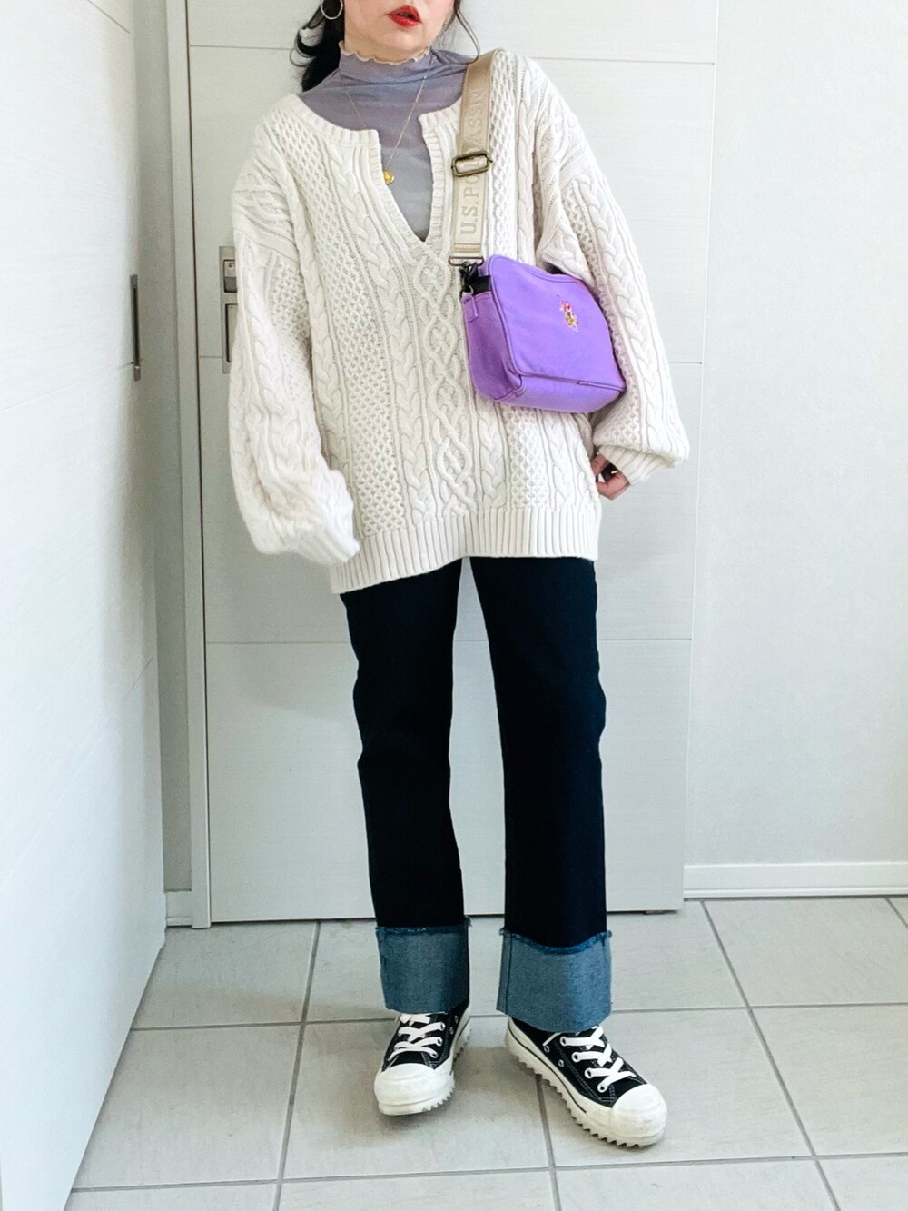 その他のTシャツ/カットソー、ホワイト系のニット/セーター、ブルー系のデニムパンツを着用したレディースの冬コーディネートの4枚目の写真