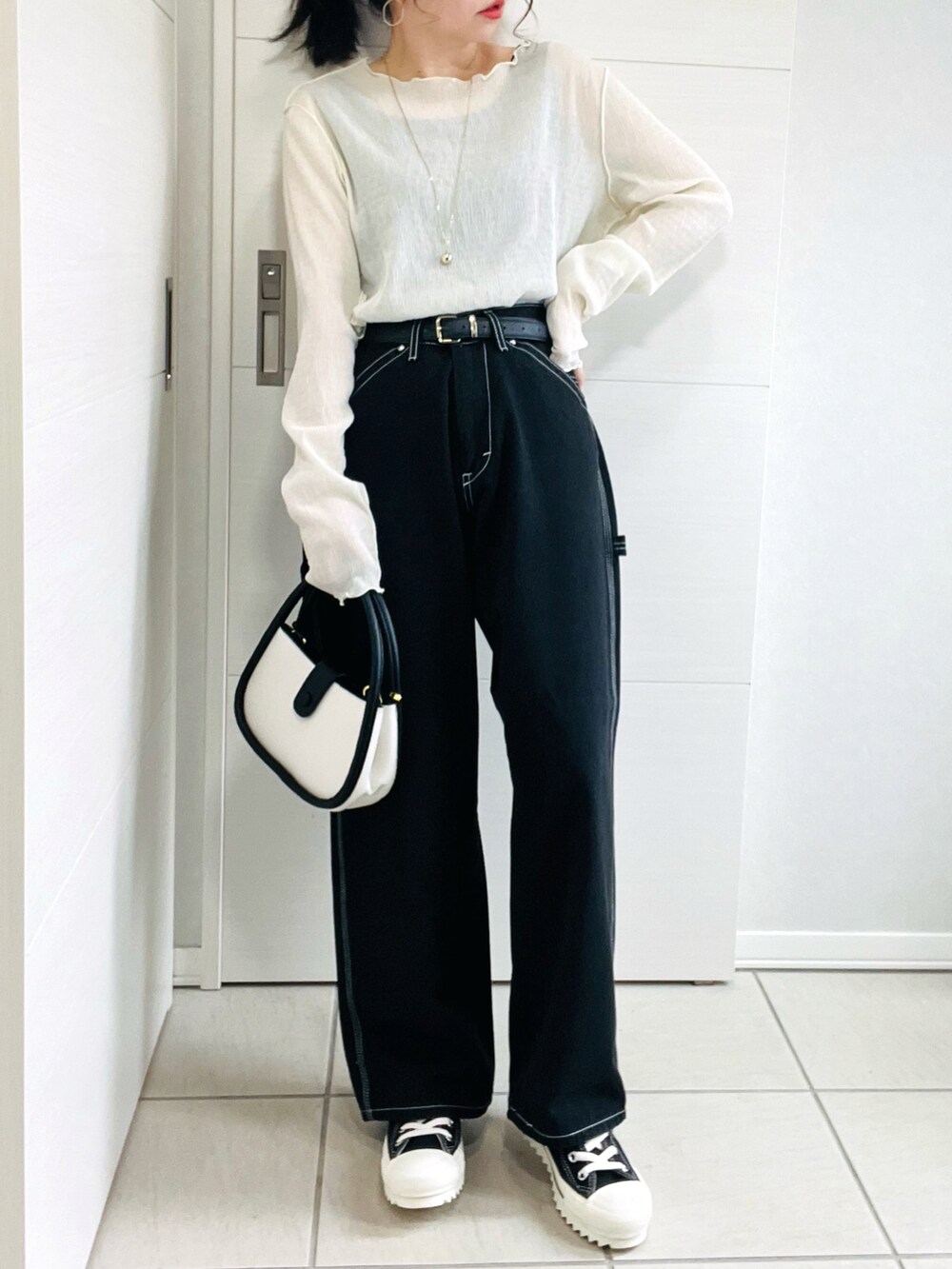 「カジュアル、大人カジュアル、シンプルスタイル、シンプルコーデ、ootd、LEE、Lee、leejapan、ペインターパンツ、モノトーン、モノトーンコーデ、低身長、低身長コーデ、低身長女子、converse」｜「Leeの【ワークパンツの新定番】Lee/リー【X-LINE】マルチカラー　ワイドカラーペインターパンツ（デニムパンツ、ブラック系）」を使った、❁⃘asa❁⃘さん（レディース・150cm）の秋コーディネートの4枚目の写真