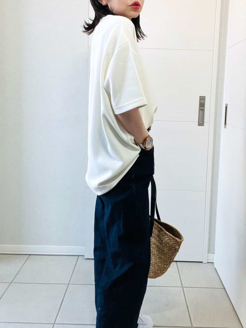 「夏ルックで気分アップ、夏服、夏コーデ、オトナカジュアル、シンプルコーデ、デニム、ゆるコーデ、adidas、アディダス、低身長、低身長コーデ、低身長女子」｜「Fizzの【Fizz/フィズ】　モックネックゆったりダンボール半袖Tee（Tシャツ/カットソー、ホワイト系）」を使った、❁⃘asa❁⃘さん（骨格ストレート・レディース・150cm）の夏コーディネートの4枚目の写真