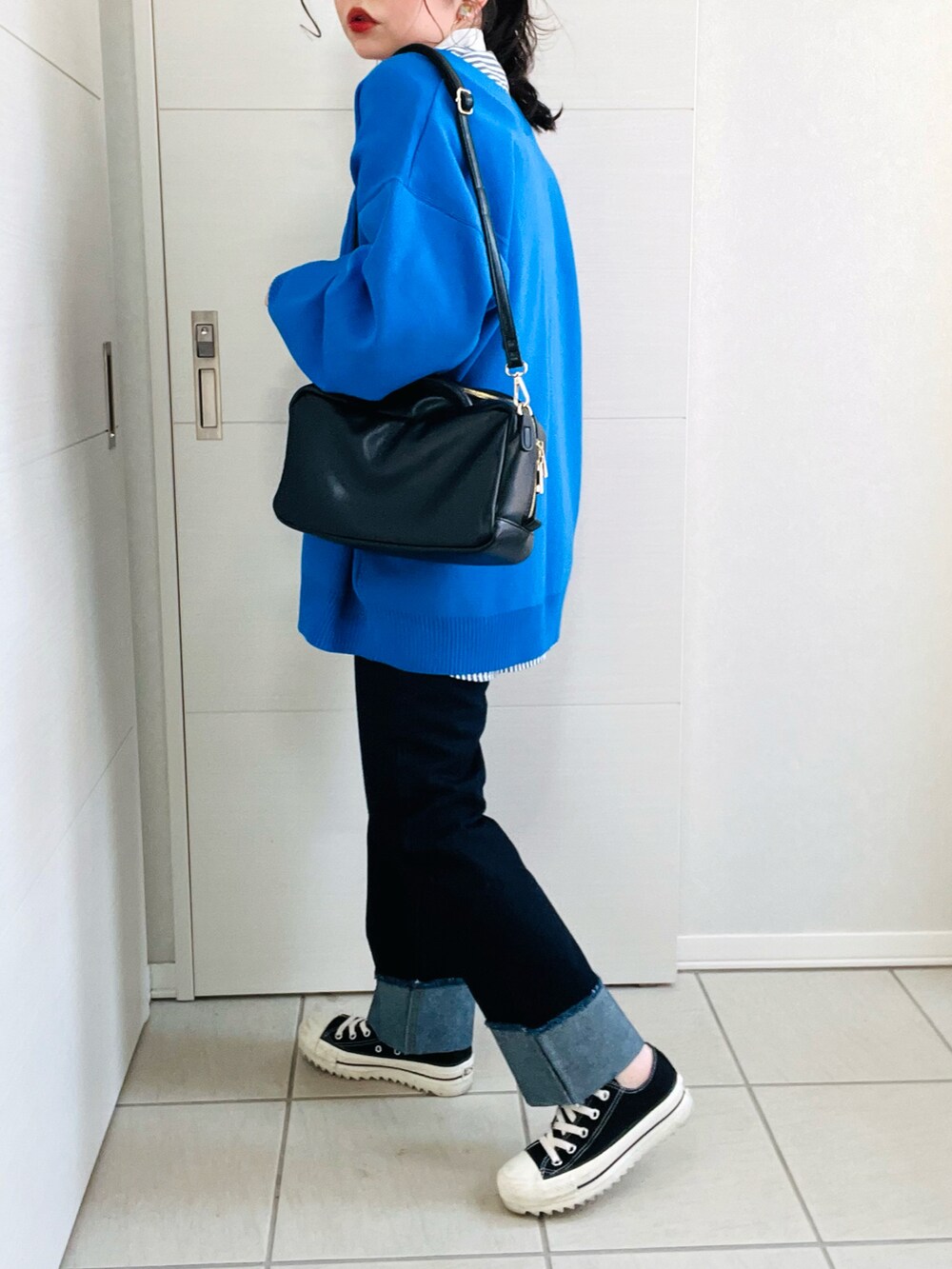 ブルー系のカーディガン/ボレロ、ブルー系のシャツ/ブラウス、ブルー系のデニムパンツを着用したレディースの冬コーディネートの4枚目の写真