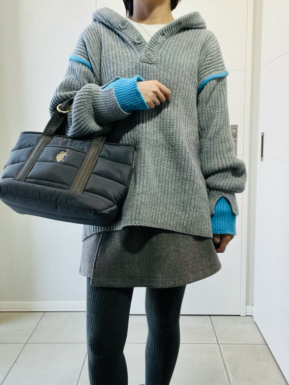 グレー系のニット/セーター、ブラック系のブーツ、グレー系のその他パンツを着用したレディースの冬コーディネートの3枚目の写真