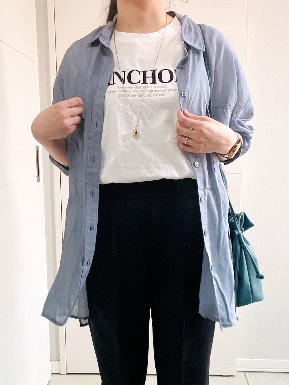 ホワイト系のTシャツ/カットソー、ブルー系のシャツ/ブラウス、ブラック系のその他パンツを着用したレディースの夏コーディネートの3枚目の写真
