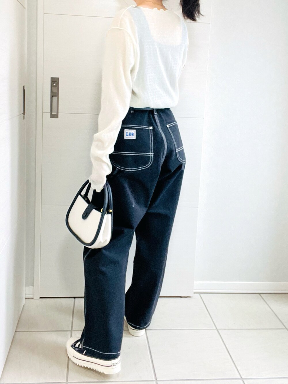 「カジュアル、大人カジュアル、シンプルスタイル、シンプルコーデ、ootd、LEE、Lee、leejapan、ペインターパンツ、モノトーン、モノトーンコーデ、低身長、低身長コーデ、低身長女子、converse」｜「Leeの【ワークパンツの新定番】Lee/リー【X-LINE】マルチカラー　ワイドカラーペインターパンツ（デニムパンツ、ブラック系）」を使った、❁⃘asa❁⃘さん（レディース・150cm）の秋コーディネートの5枚目の写真