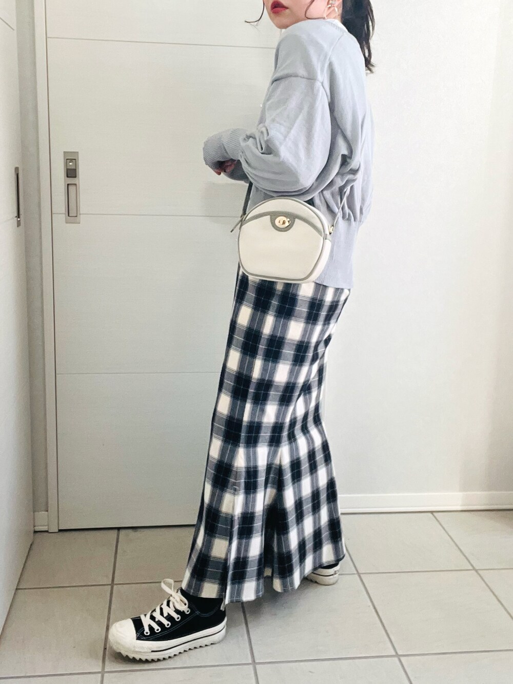 グレー系のカーディガン/ボレロ、ホワイト系のTシャツ/カットソー、ブラック系のスカートを着用したレディースの冬コーディネートの5枚目の写真
