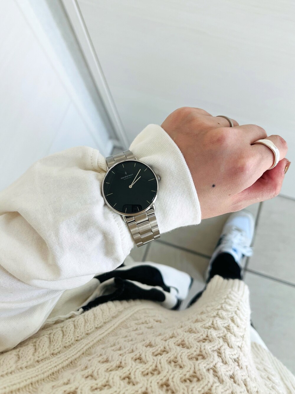 ブラック系のデニムパンツ、ホワイト系のスニーカー、ホワイト系のエコバッグ/サブバッグを着用したレディースの春コーディネートの3枚目の写真