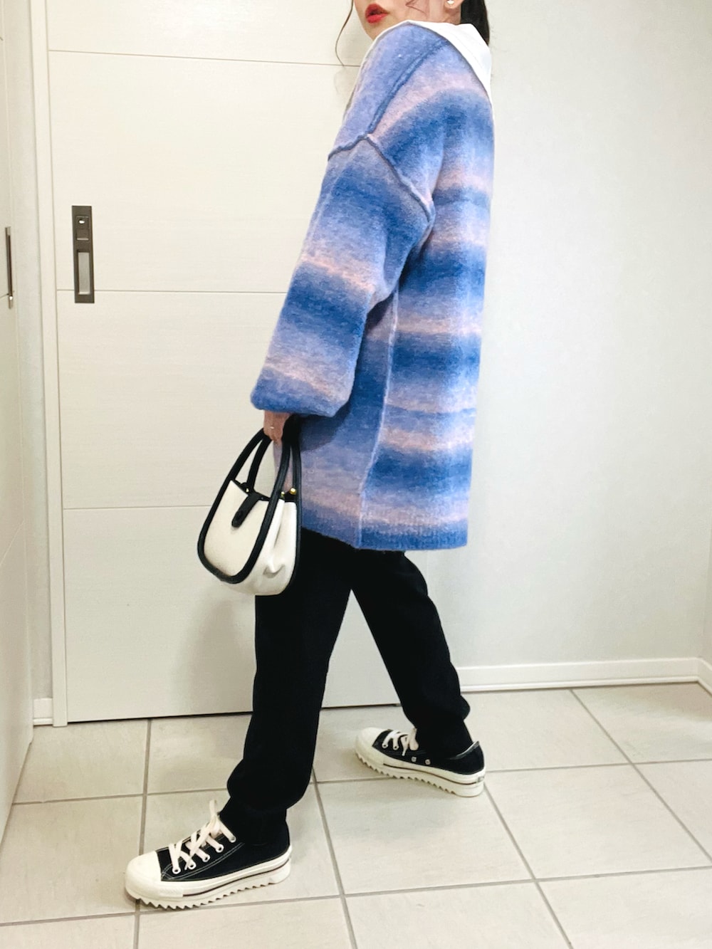 ブルー系のカーディガン/ボレロ、ホワイト系のシャツ/ブラウス、ブラック系のその他パンツを着用したレディースの秋コーディネートの5枚目の写真