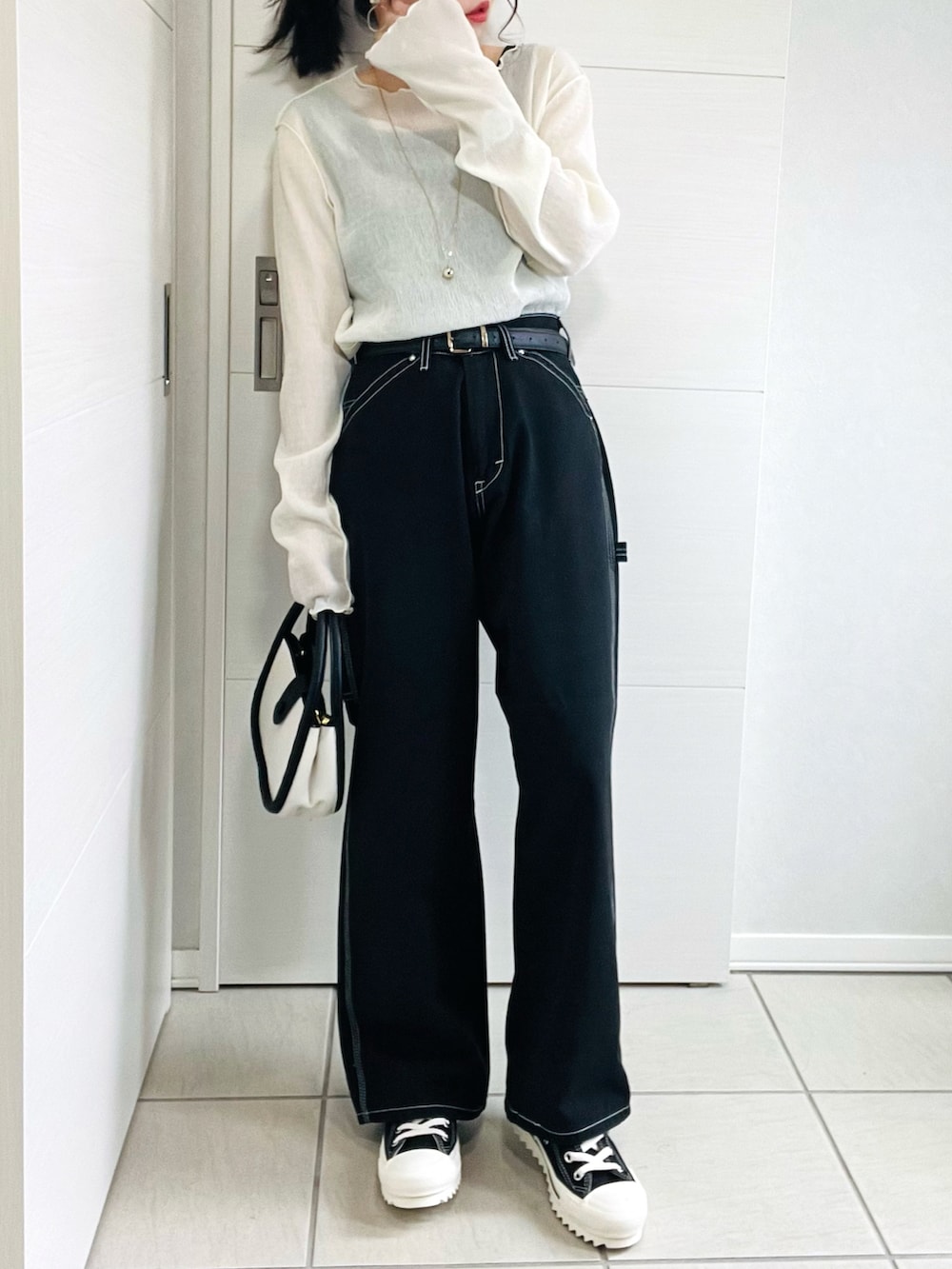 「カジュアル、大人カジュアル、シンプルスタイル、シンプルコーデ、ootd、LEE、Lee、leejapan、ペインターパンツ、モノトーン、モノトーンコーデ、低身長、低身長コーデ、低身長女子、converse」｜「Leeの【ワークパンツの新定番】Lee/リー【X-LINE】マルチカラー　ワイドカラーペインターパンツ（デニムパンツ、ブラック系）」を使った、❁⃘asa❁⃘さん（レディース・150cm）の秋コーディネートの3枚目の写真