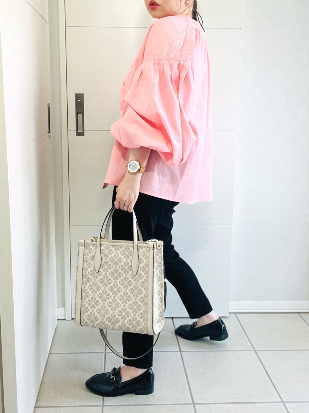 ピンク系のシャツ/ブラウス、ホワイト系のTシャツ/カットソー、ブラック系のパンツを着用したレディースの春コーディネートの4枚目の写真