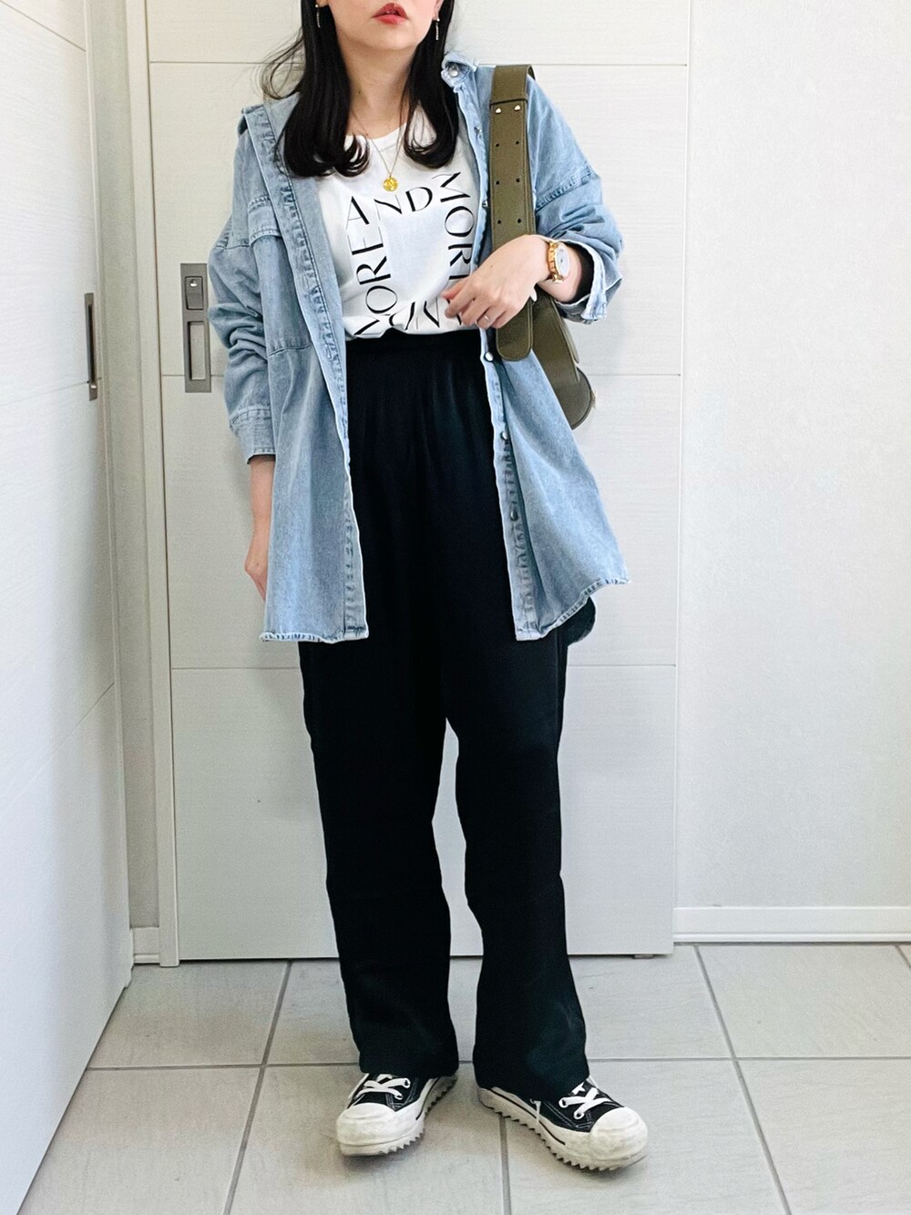 「オトナカジュアル、休日スタイル、楽チンコーデ、オトナ女子、初秋コーデ、reca、recaコーデ、レカ(reca)、イージーパンツ、サテンパンツ、低身長、低身長コーデ、低身長女子、プチプラ、秋」|「tiptopのデニムBIGシャツジャケット(シャツ/ブラウス、ブルー系)」を使った、❁⃘asa❁⃘さん(レディース・150cm)の夏コーディネートの4枚目の写真