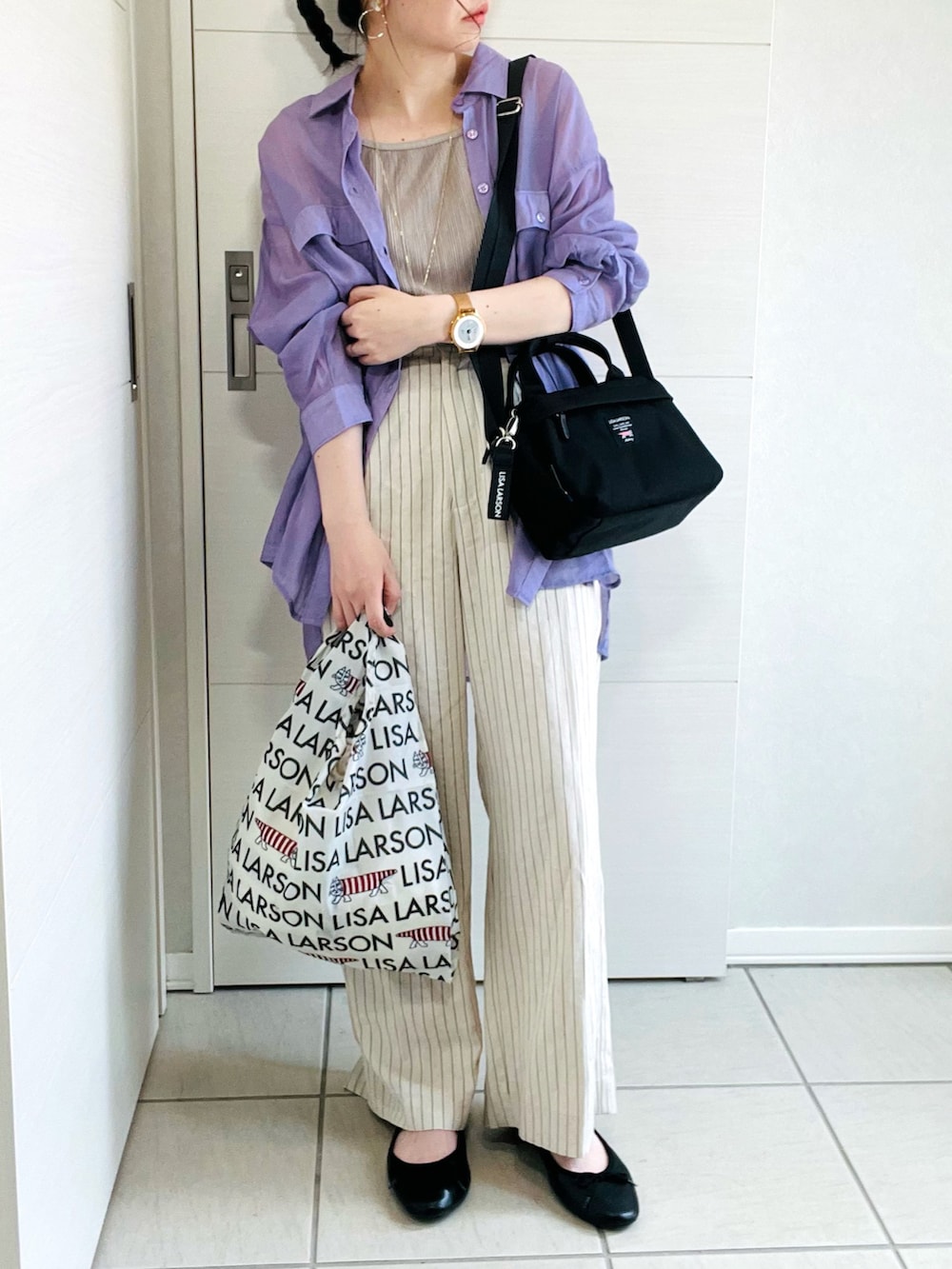 パープル系のシャツ/ブラウス、その他のその他パンツ、ブラック系のショルダーバッグを着用したレディースの夏コーディネートの3枚目の写真