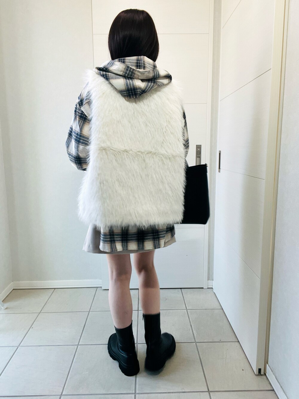 ホワイト系のシャツ/ブラウス、ホワイト系のベスト、ホワイト系のスカートを着用したレディースの秋コーディネートの3枚目の写真