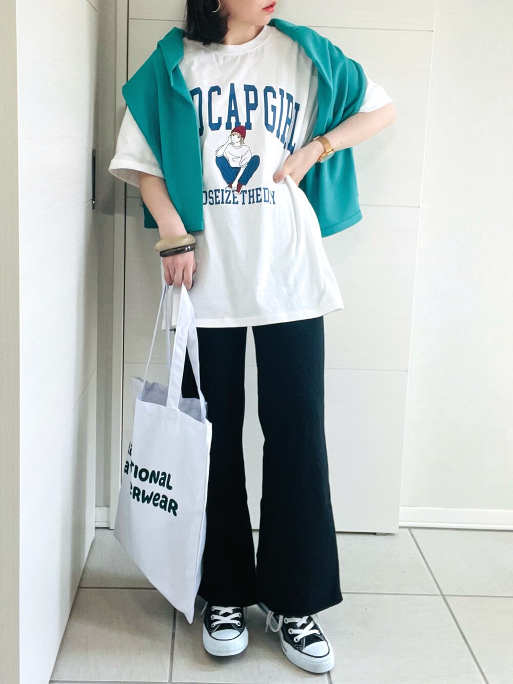 「オトナカジュアル、オトナ女子、JOHN'S CLOSET、ジョンズクローゼット、Red Cap Girl、プリントT、スウェットパンツ、ロゴトート、converse、コンバース、低身長、低身長コーデ、低身長女子、グリーン、シンプル」|「Red Cap Girlの【a-r】〔Red Cap Girl/レッドキャップガール〕天竺フロントプリント"SITTING GIRL" Tシャツ(Tシャツ/カットソー、ホワイト系)」を使った、❁⃘asa❁⃘さん(レディース・150cm)の春コーディネートの3枚目の写真
