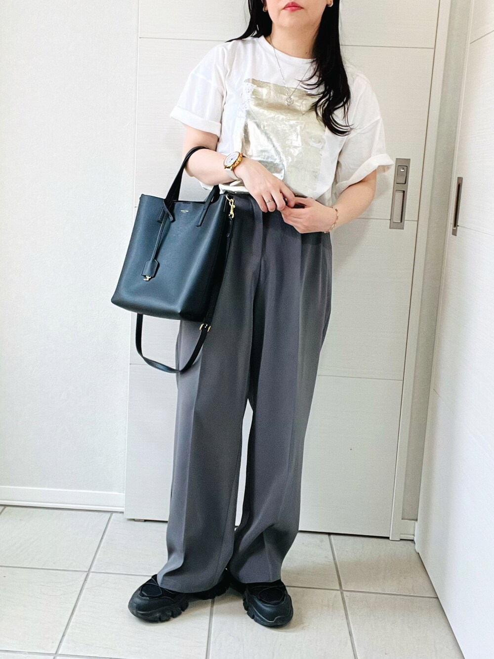 ホワイト系のTシャツ/カットソー、グレー系のその他パンツ、ブラック系のサンダルを着用したレディースの夏コーディネートの4枚目の写真