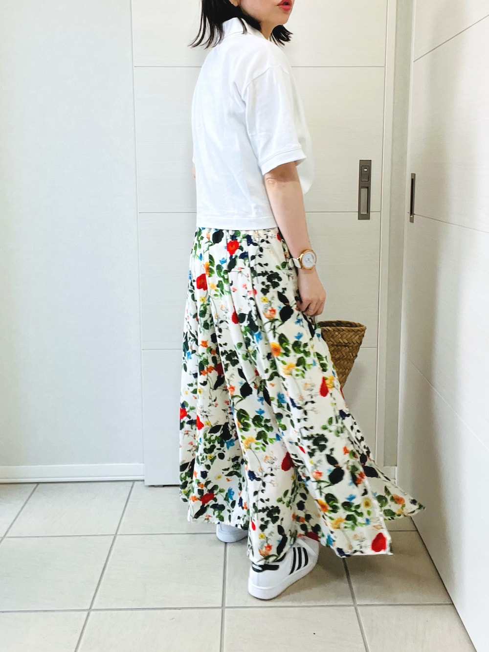 ホワイト系のその他パンツ、ホワイト系のポロシャツ、ホワイト系のスニーカーを着用したレディースの夏コーディネートの3枚目の写真