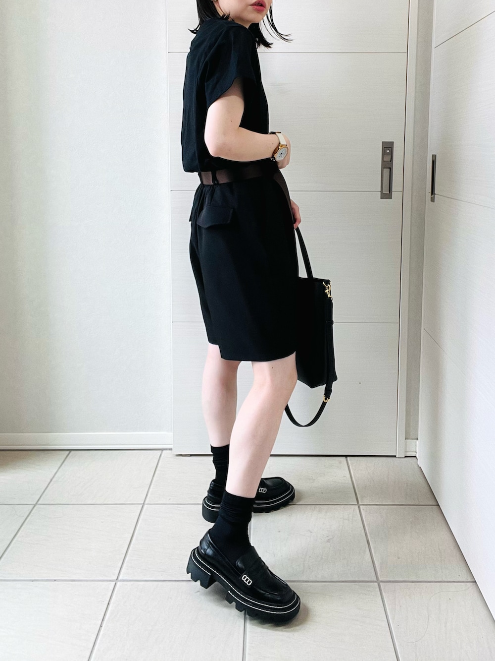 ブラック系のTシャツ/カットソー、ブラック系のその他パンツ、ブラック系のローファーを着用したレディースの春コーディネートの4枚目の写真