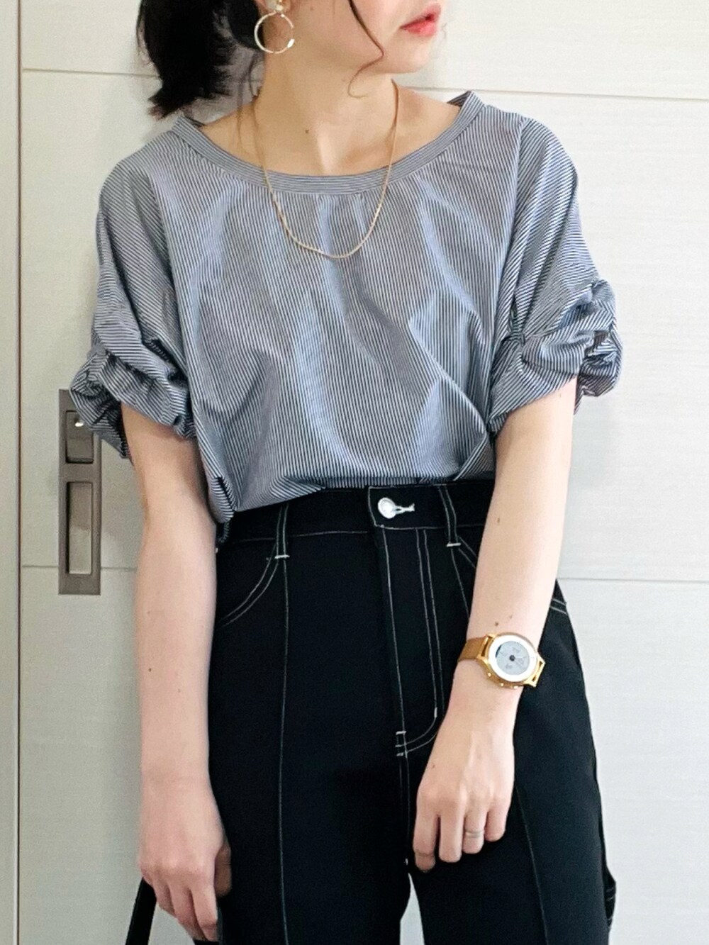 ブルー系のTシャツ/カットソー、ブラック系のその他パンツ、ブラック系のサンダルを着用したレディースの夏コーディネートの3枚目の写真