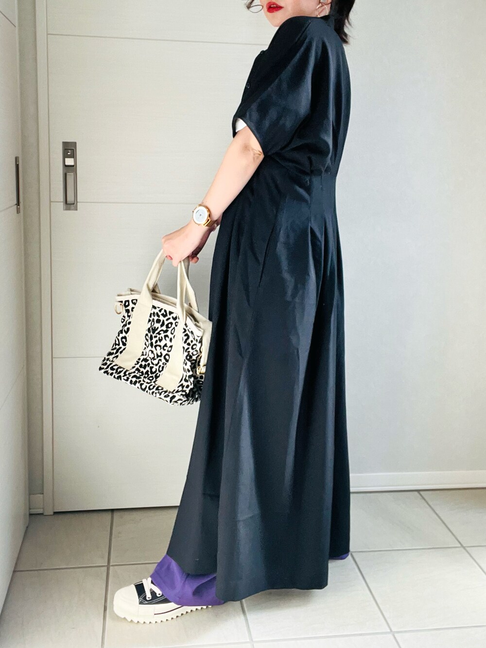 ブラック系のワンピース、ホワイト系のTシャツ/カットソー、パープル系のスラックスを着用したレディースの秋コーディネートの4枚目の写真