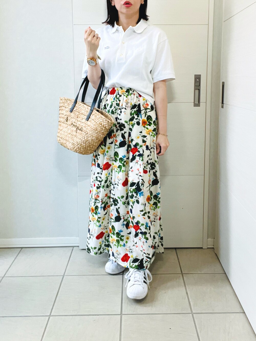 ホワイト系のその他パンツ、ホワイト系のポロシャツ、ホワイト系のスニーカーを着用したレディースの夏コーディネートの4枚目の写真