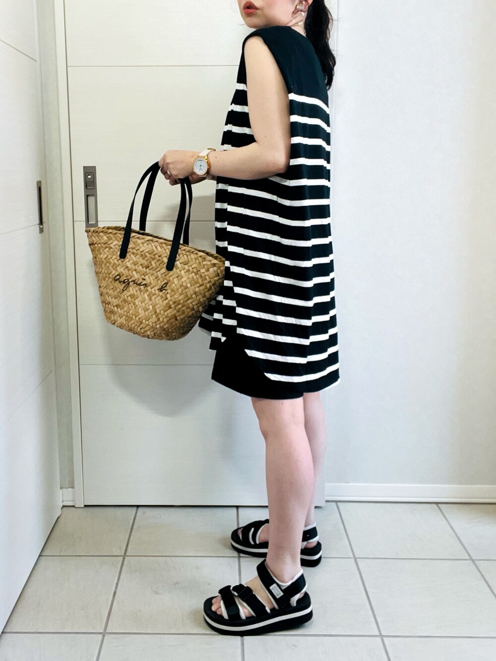 ブラック系のタンクトップ、ブラック系のその他パンツ、ブラック系のサンダルを着用したレディースの夏コーディネートの3枚目の写真