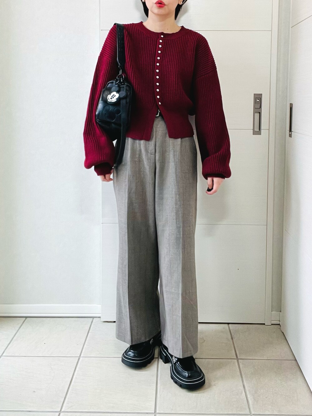 レッド系のカーディガン/ボレロ、その他のその他パンツ、ブラック系のハンドバッグを着用したレディースの秋コーディネートの5枚目の写真