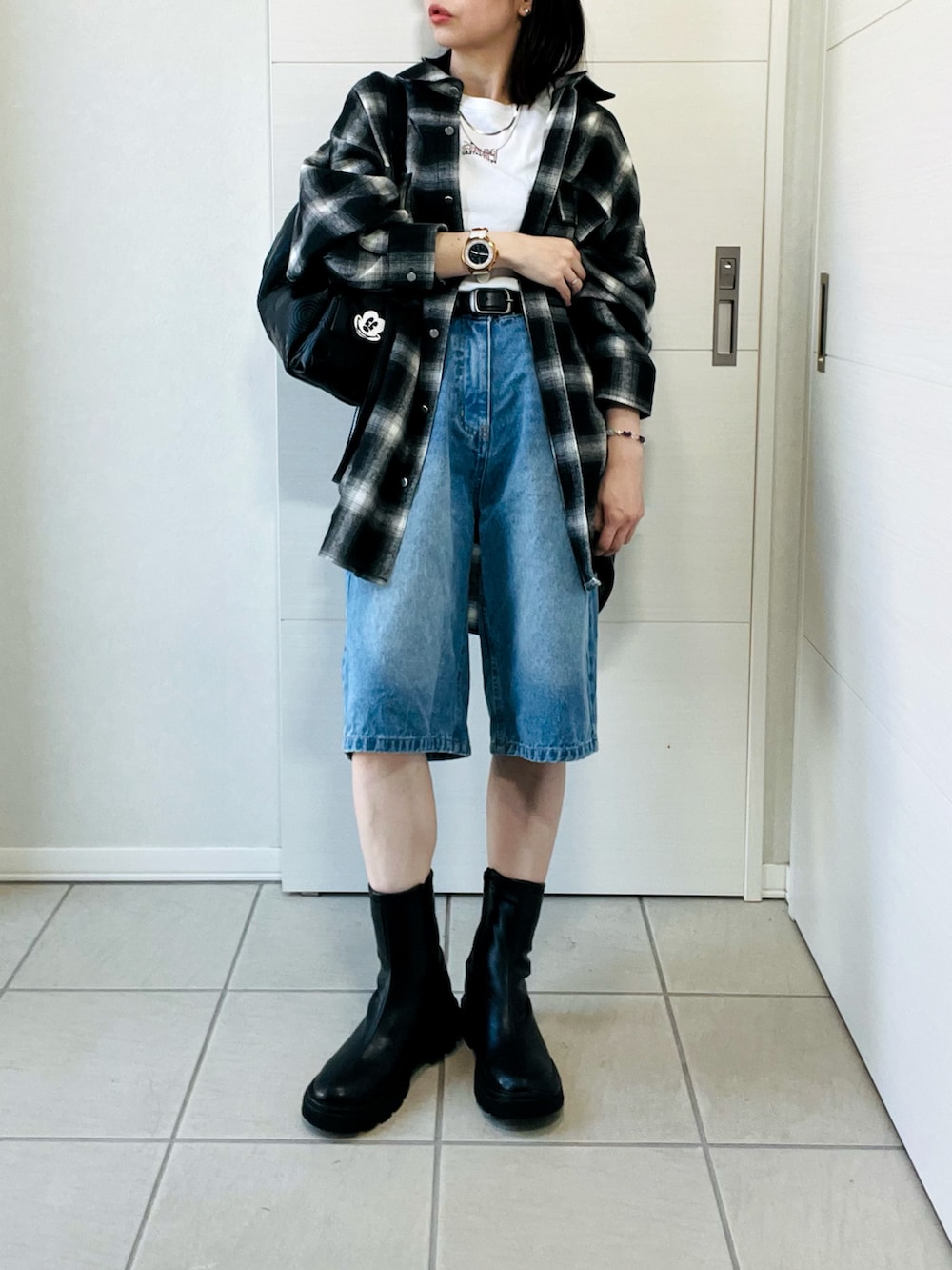 ブラック系のシャツ/ブラウス、ブルー系のその他パンツ、ブラック系のブーツを着用したレディースの秋コーディネートの4枚目の写真