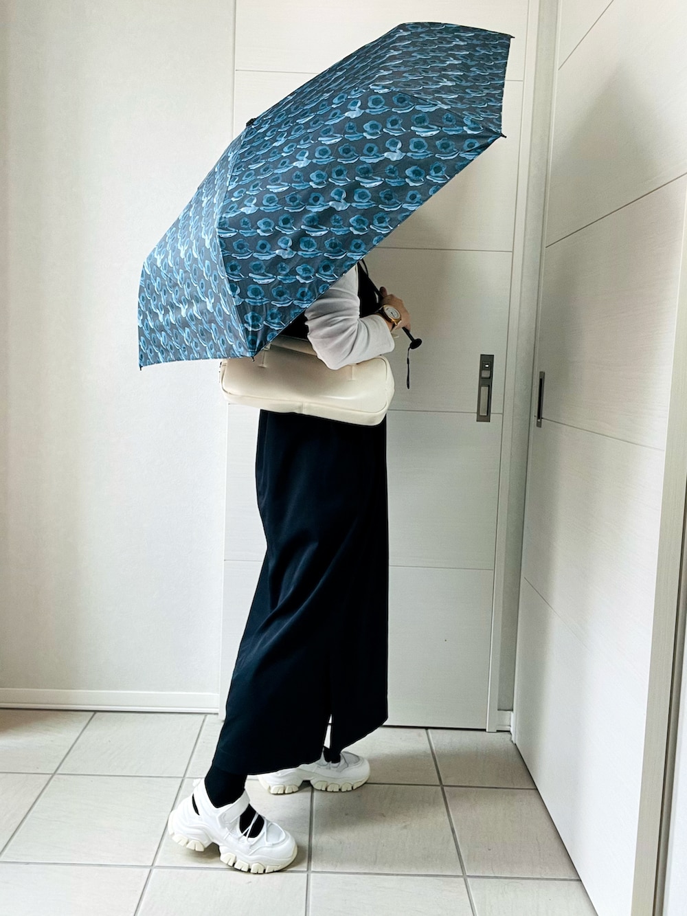 「アツいコーデ全部見せ、秋服準備はじめました、お出かけコーデ、秋服、夏ファッション、カジュアルスタイル、折りたたみ傘、ウォーターフロント、waterfront、晴雨兼用、ワンピース、スニーカー、低身長、低身長コーデ、低身長女子」|「Waterfrontのkippis 極軽カーボン UVブロック(折りたたみ傘、グレー系)」を使った、❁⃘asa❁⃘さん(レディース・150cm)の夏コーディネートの3枚目の写真
