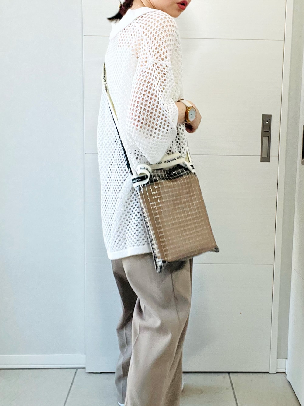 ホワイト系のシャツ/ブラウス、ベージュ系のスラックス、ホワイト系のスニーカーを着用したレディースの夏コーディネートの3枚目の写真