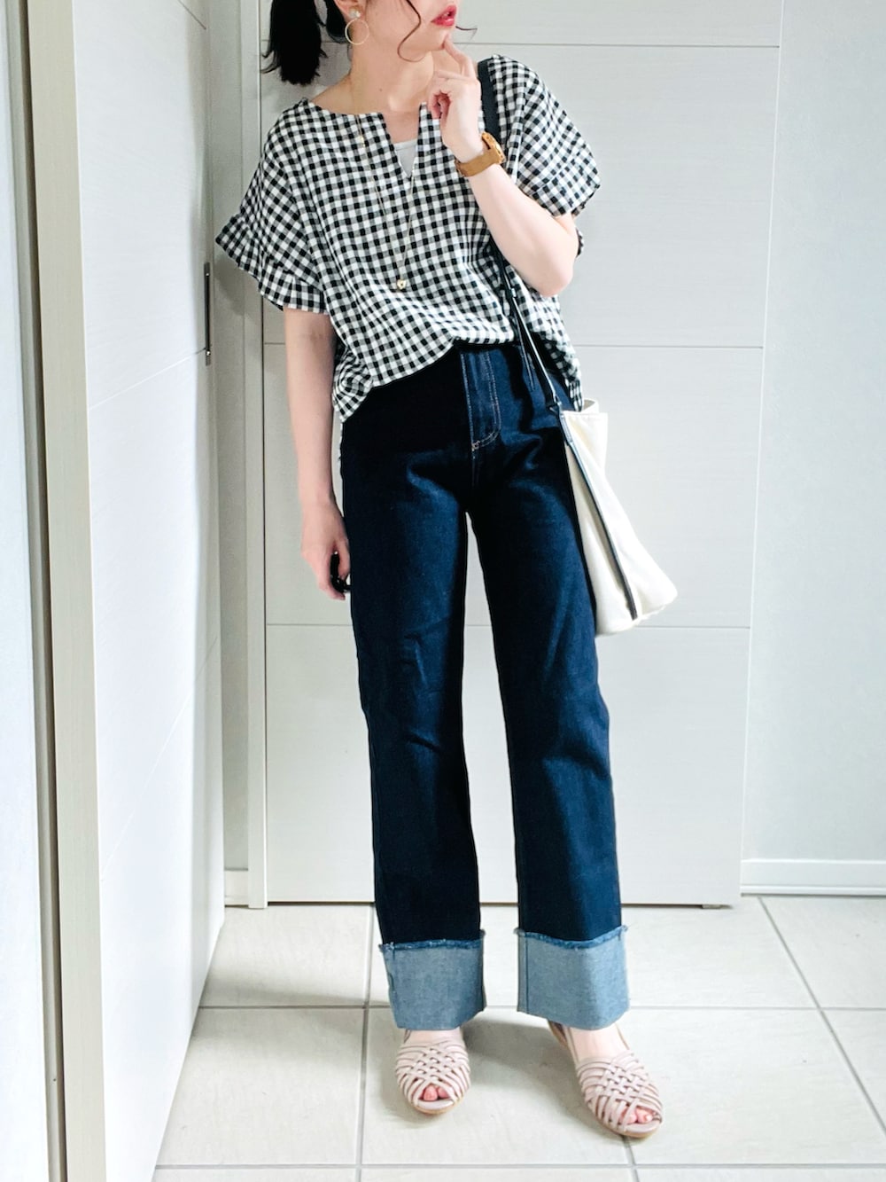 その他のシャツ/ブラウス、ブルー系のデニムパンツ、グレー系のサンダルを着用したレディースの夏コーディネートの2枚目の写真