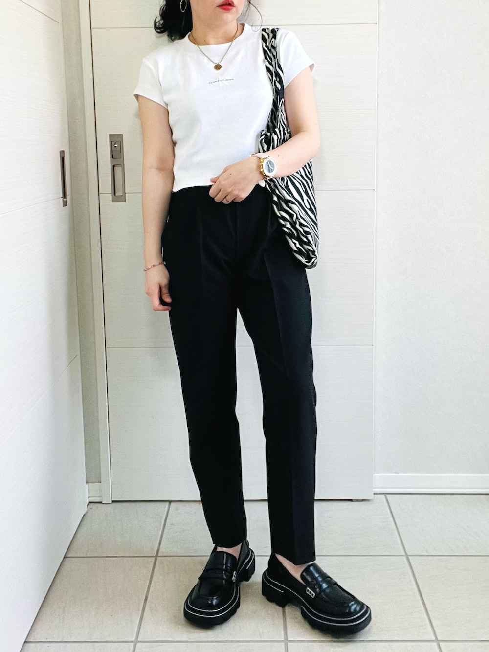 「休日スタイル、シンプルコーデ、オトナ女子、夏コーデ、カルバンクライン、Calvin Klein、オトナカジュアル、モノトーン、モノトーンコーデ、きれいめカジュアル、低身長、低身長コーデ、低身長女子、大人コーデ、ロゴT」｜「Calvin Kleinのモノグラム ロゴ ベイビーTシャツ（Tシャツ/カットソー、ホワイト系）」を使った、❁⃘asa❁⃘さん（レディース・150cm）の春コーディネートの2枚目の写真