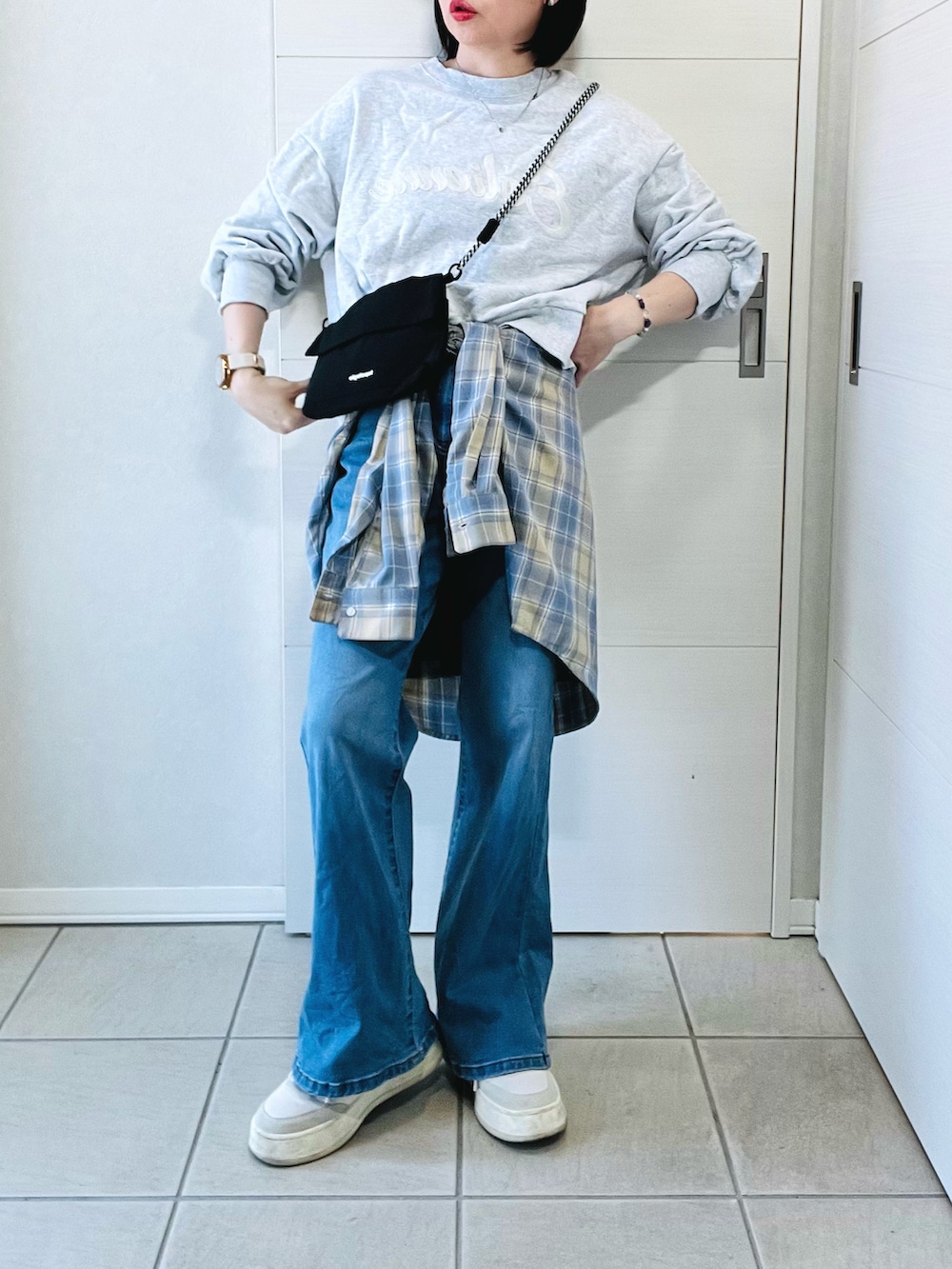 ブルー系のシャツ/ブラウス、ブルー系のデニムパンツ、ホワイト系のスウェットを着用したレディースの春コーディネートの4枚目の写真