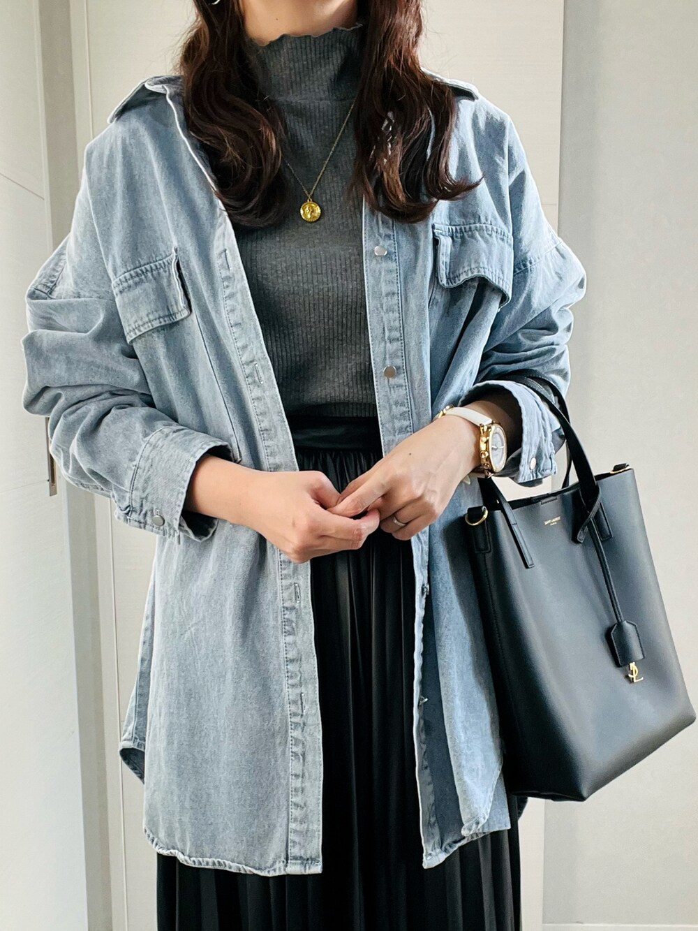 「秋服まるっと大公開、秋コーデ、秋、カジュアル、休日スタイル、ゆるコーデ、オトナ女子、オトナカジュアル、低身長、低身長コーデ、低身長女子、デニムシャツ、レザースカート、ハイネック、ローファー」｜「tiptopのデニムBIGシャツジャケット（シャツ/ブラウス、ブルー系）」を使った、❁⃘asa❁⃘さん（レディース・150cm）の秋コーディネートの2枚目の写真