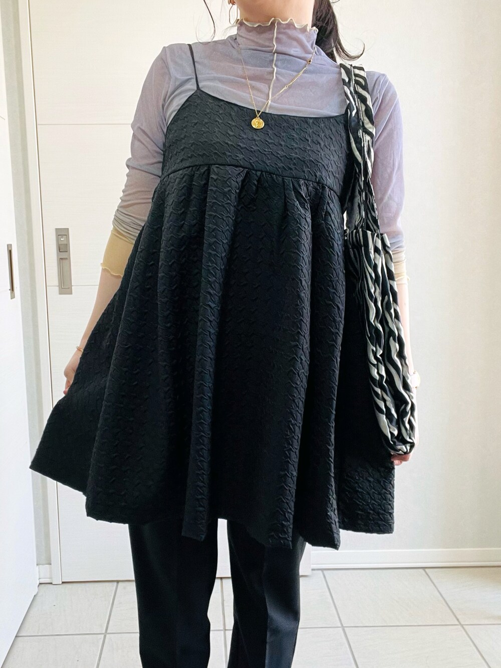 その他のTシャツ/カットソー、ブラック系のワンピース、ブラック系のその他パンツを着用したレディースの春コーディネートの2枚目の写真