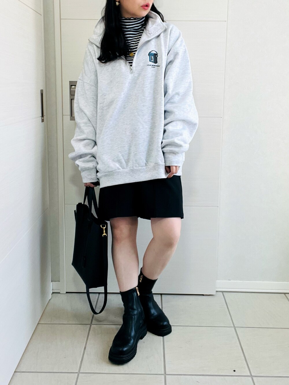 グレー系のスウェット、その他のTシャツ/カットソー、ブラック系のその他パンツを着用したレディースの秋コーディネートの4枚目の写真