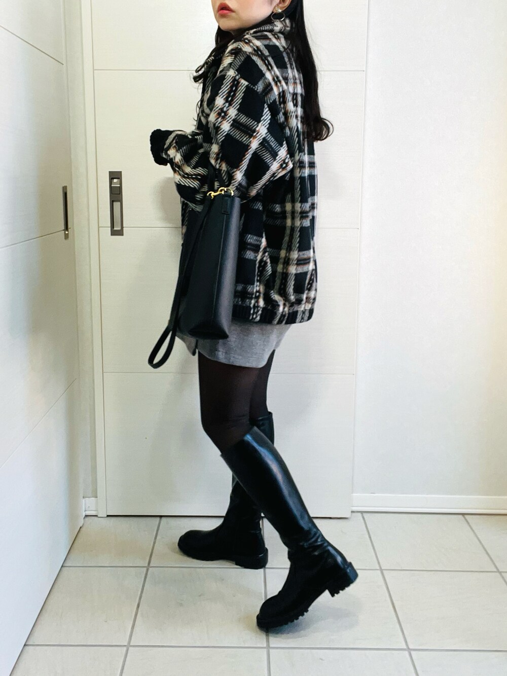 ブラック系のブルゾン、ブラック系のニット/セーター、グレー系のその他パンツを着用したレディースの冬コーディネートの5枚目の写真