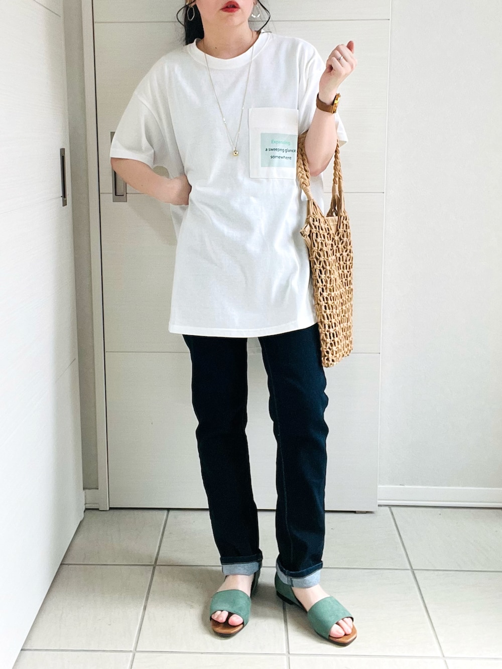 ホワイト系のTシャツ/カットソー、ブルー系のデニムパンツ、グリーン系のサンダルを着用したレディースの春コーディネートの4枚目の写真