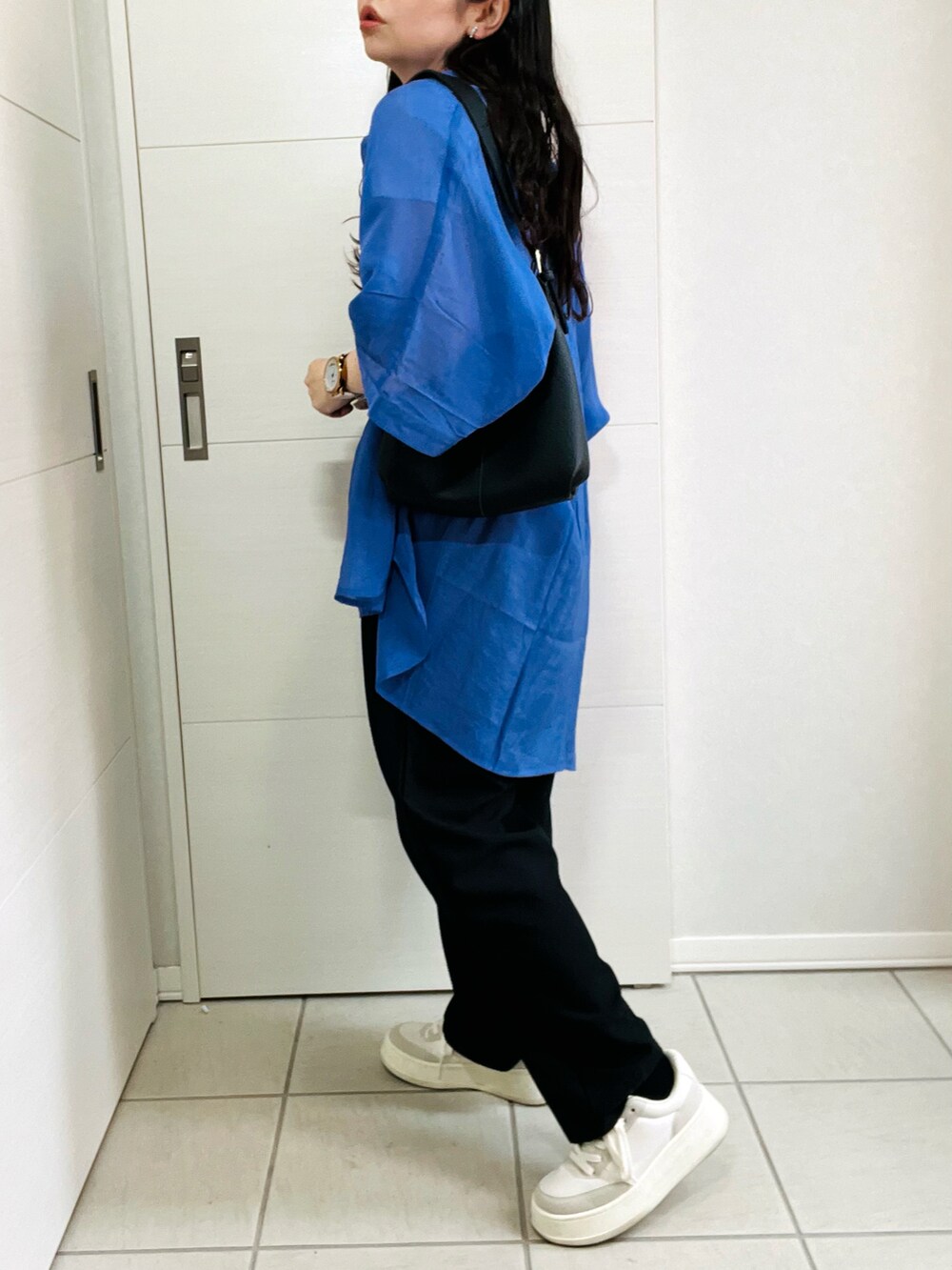 ブルー系のシャツ/ブラウス、ホワイト系のTシャツ/カットソー、ブラック系のスラックスを着用したレディースの夏コーディネートの5枚目の写真