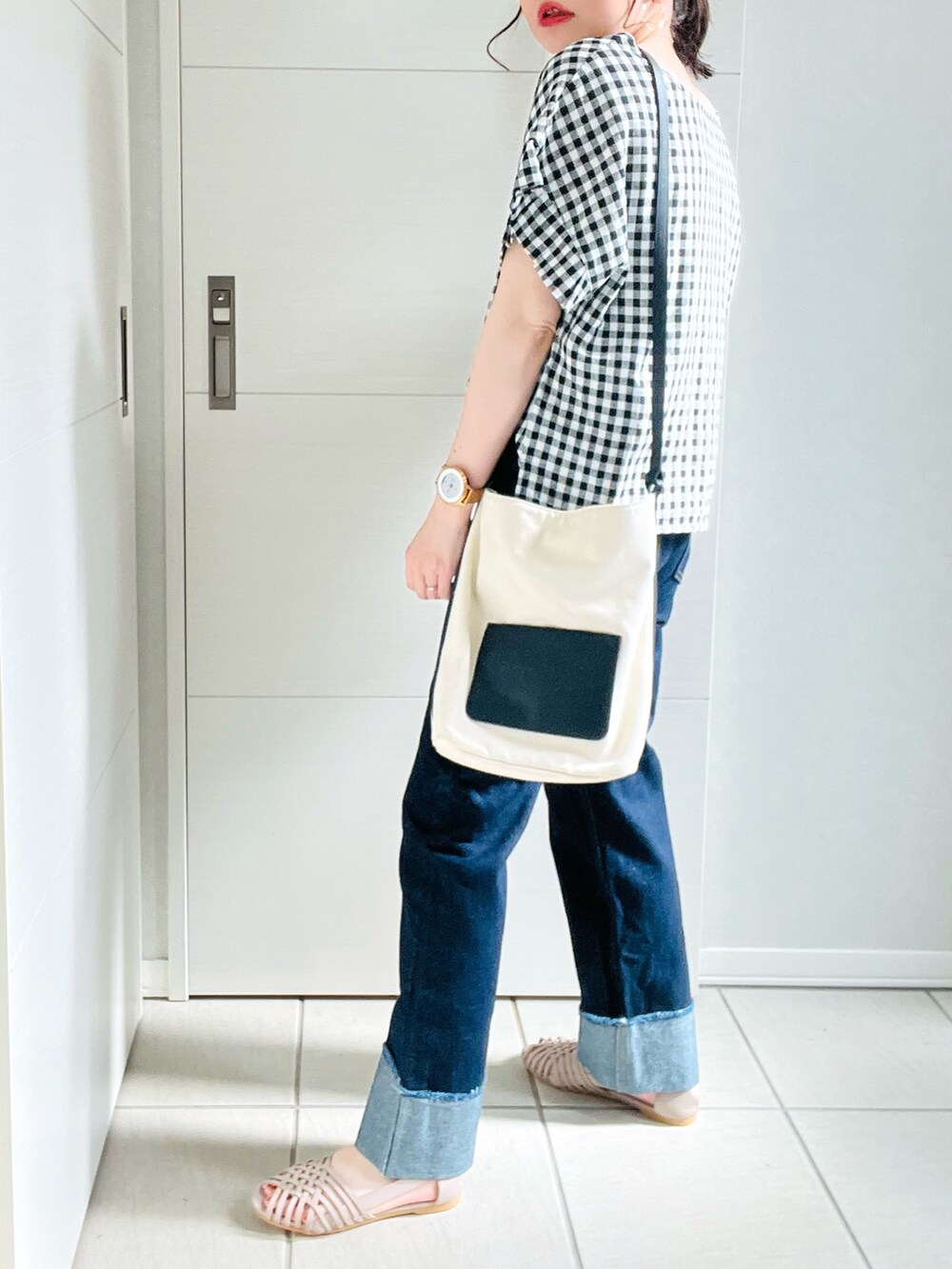 その他のシャツ/ブラウス、ブルー系のデニムパンツ、グレー系のサンダルを着用したレディースの夏コーディネートの5枚目の写真