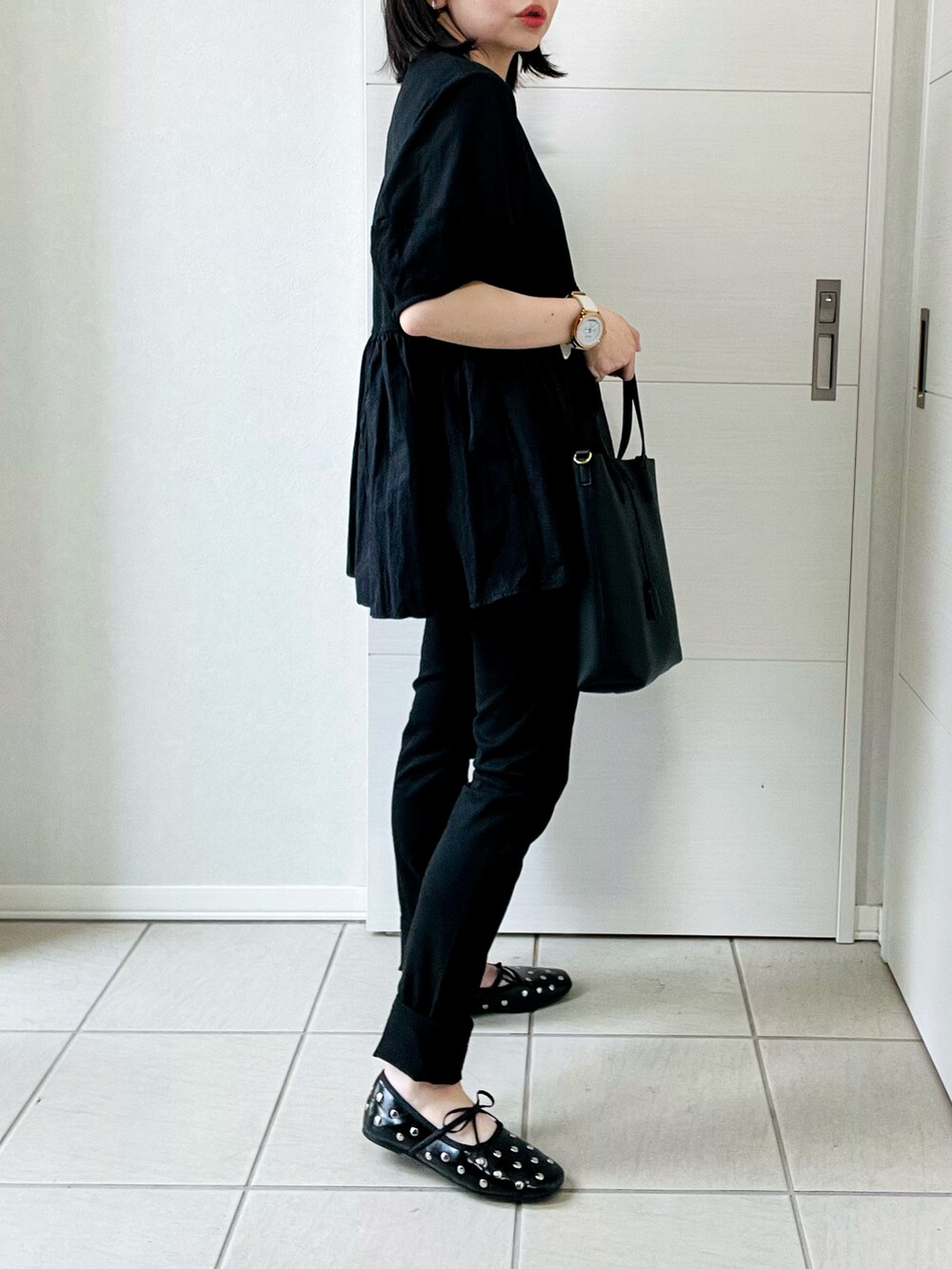 ブラック系のバレエシューズ、ブラック系のトートバッグ、ブラック系のTシャツ/カットソーを着用したレディースの夏コーディネートの5枚目の写真