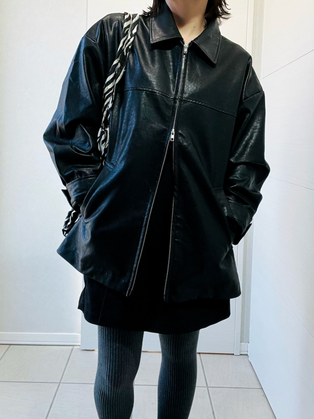 ブラック系のブルゾン、グレー系のニット/セーター、ブラック系のその他パンツを着用したレディースの冬コーディネートの3枚目の写真