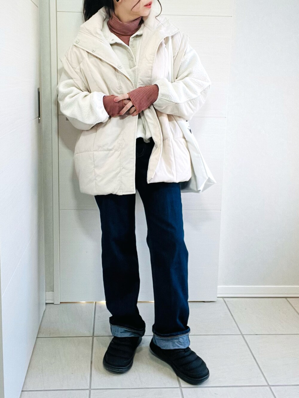 ホワイト系のダウンジャケット/コート、レッド系のTシャツ/カットソー、ホワイト系のTシャツ/カットソーを着用したレディースの冬コーディネートの4枚目の写真