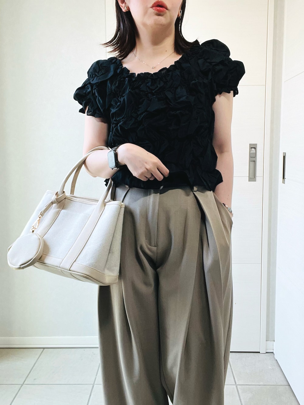 ブラック系のシャツ/ブラウス、ベージュ系のその他パンツ、ホワイト系のトートバッグを着用したレディースの夏コーディネートの2枚目の写真