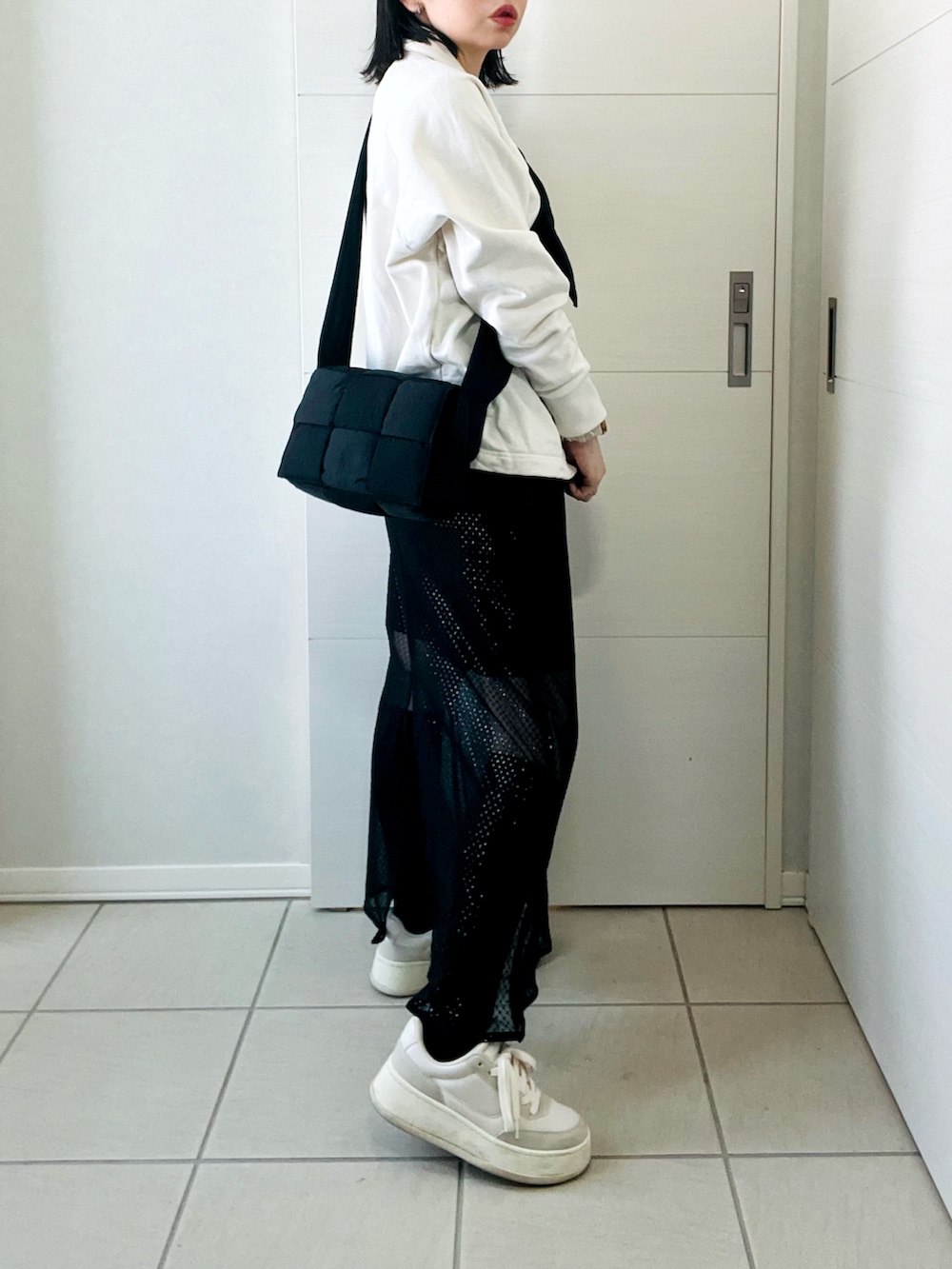 「春服、春コーデ、春、オトナ女子、シンプルコーデ、モノトーン、スカートスタイル、ハイソックス、低身長、低身長コーデ、低身長女子、フレッドペリー、FRED PERRY」｜「FRED PERRYの[FRED PERRY/フレッドペリー] ラグランスリーブスウェットカーディガン（スウェット、ホワイト系）」を使った、❁⃘asa❁⃘さん（レディース・150cm）の冬コーディネートの5枚目の写真