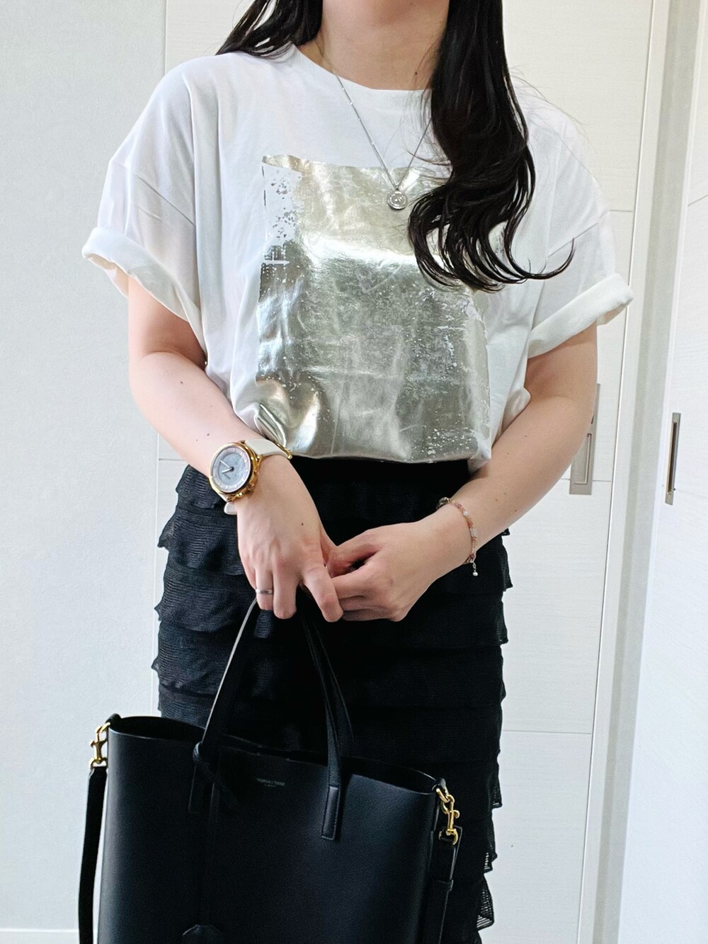 ホワイト系のTシャツ/カットソー、ブラック系のスカート、ブラック系のサンダルを着用したレディースの夏コーディネートの5枚目の写真