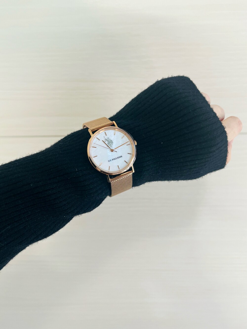 ブラック系のニット/セーター、ブラウン系のワンピース、ブラック系のブーツを着用したレディースの冬コーディネートの2枚目の写真