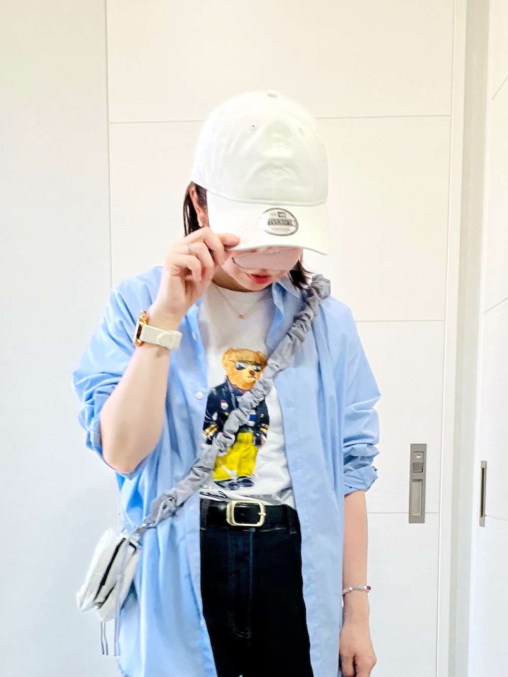 ブルー系のシャツ/ブラウス、ホワイト系のTシャツ/カットソー、ブルー系のデニムパンツを着用したレディースの夏コーディネートの2枚目の写真