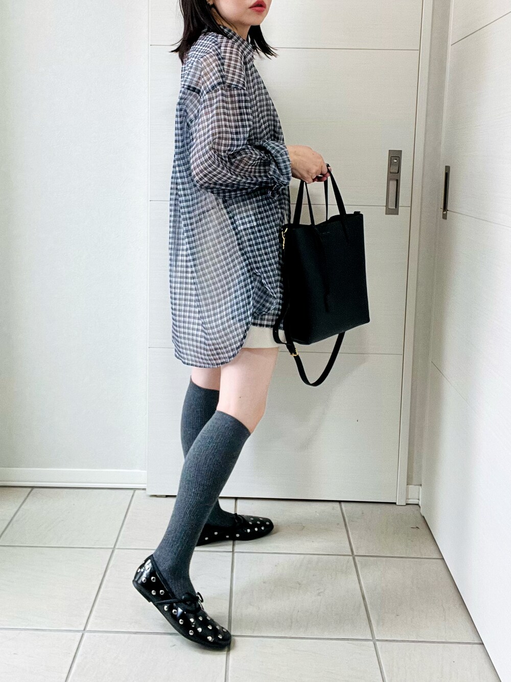 ブラック系のシャツ/ブラウス、ホワイト系のスカート、ブラック系のバレエシューズを着用したレディースの夏コーディネートの5枚目の写真