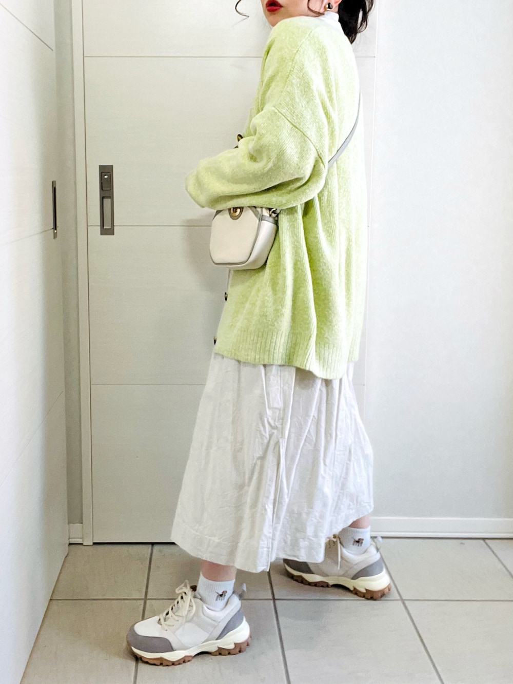 「オトナカジュアル、シンプルスタイル、おでかけコーデ、春コーデ、カジュアル、アンジーヴィンテージ、ANGIE VINTAGE、大人コーデ、シャツワンピ、ダッドスニーカー、ニットカーディガン、カラーコーデ、低身長、低身長コーデ、低身長女子」｜「ANGIEの【2023年春夏新色追加】オーバーサイズVネックニットカーディガン（カーディガン/ボレロ、グリーン系）」を使った、❁⃘asa❁⃘さん（レディース・150cm）の冬コーディネートの5枚目の写真