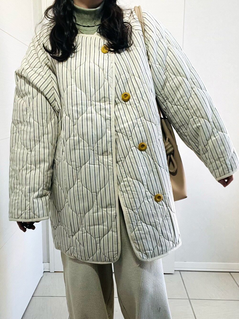 「新星WEARISTAにエントリー、大人かわいい、オトナカジュアル、シンプル、シンプルコーデ、休日スタイル、タートルネック、Crisp、Crispコーデ、クリスプ、プチプラ、ナチュラルコーデ、低身長、低身長コーデ、低身長女子」｜「Crispのストライプキルティングジャケット[c8R3303]（ノーカラージャケット、ホワイト系）」を使った、❁⃘asa❁⃘さん（レディース・150cm）の冬コーディネートの3枚目の写真