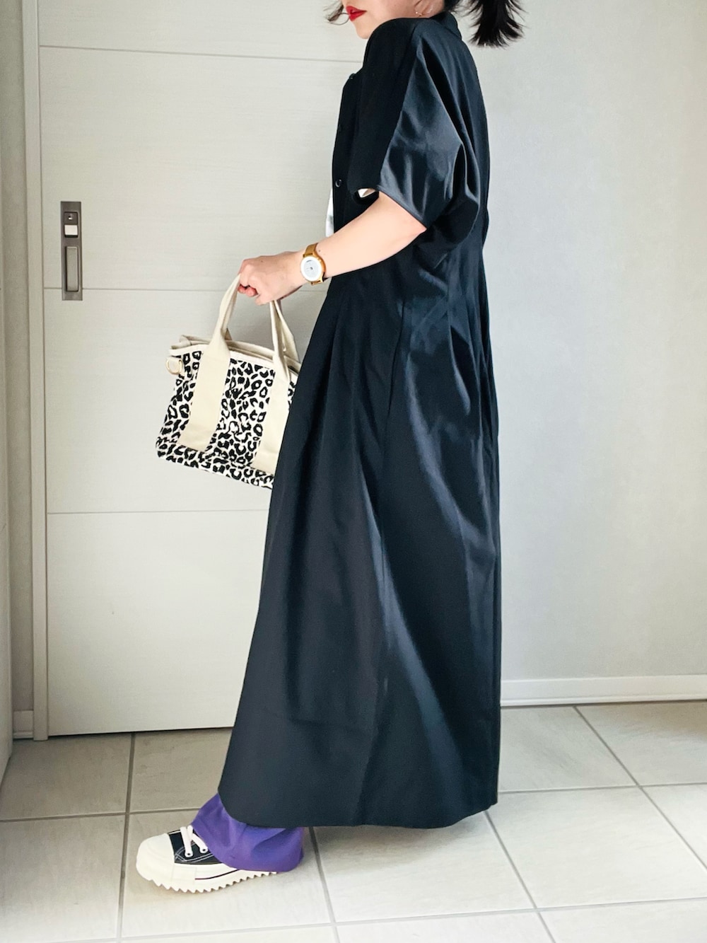 ブラック系のワンピース、ホワイト系のTシャツ/カットソー、パープル系のスラックスを着用したレディースの秋コーディネートの3枚目の写真